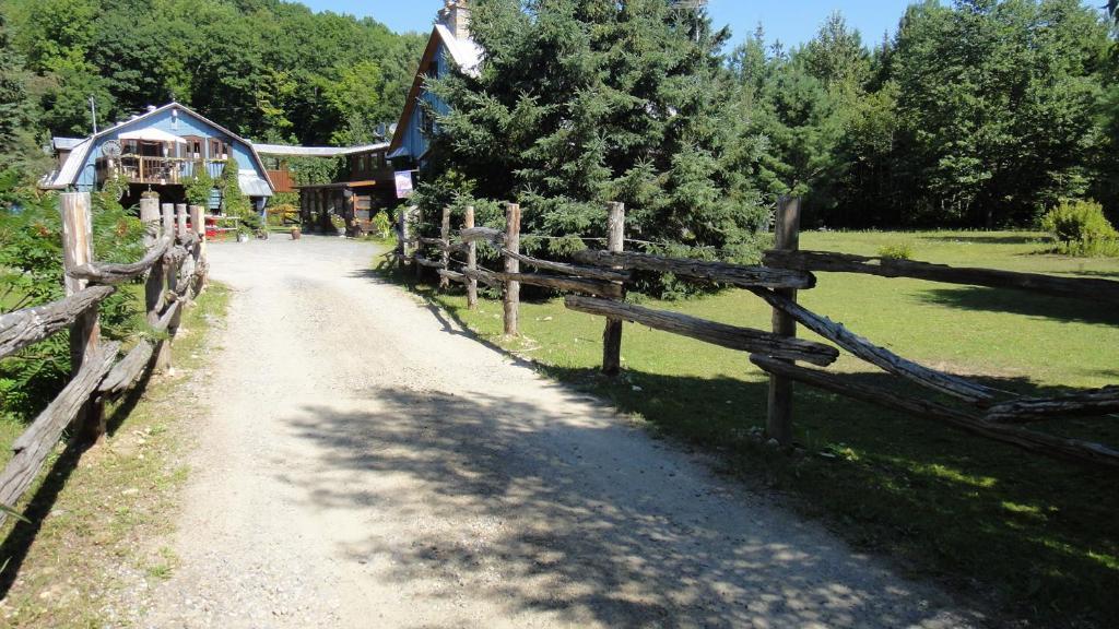 Auberge Le Cheval Bleu Saint-Alphonse-Rodriguez Exterior photo